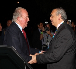 Don Juan Carlos a su llegada al Palacio Municipal de Deportes de Granada es recibido por el presidente de la Federación Española de Baloncesto, José L
